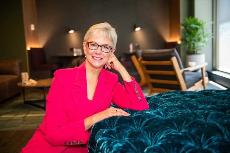 AI Business Futurist MOTIVATIONAL SPEAKER Kim Seeling smith