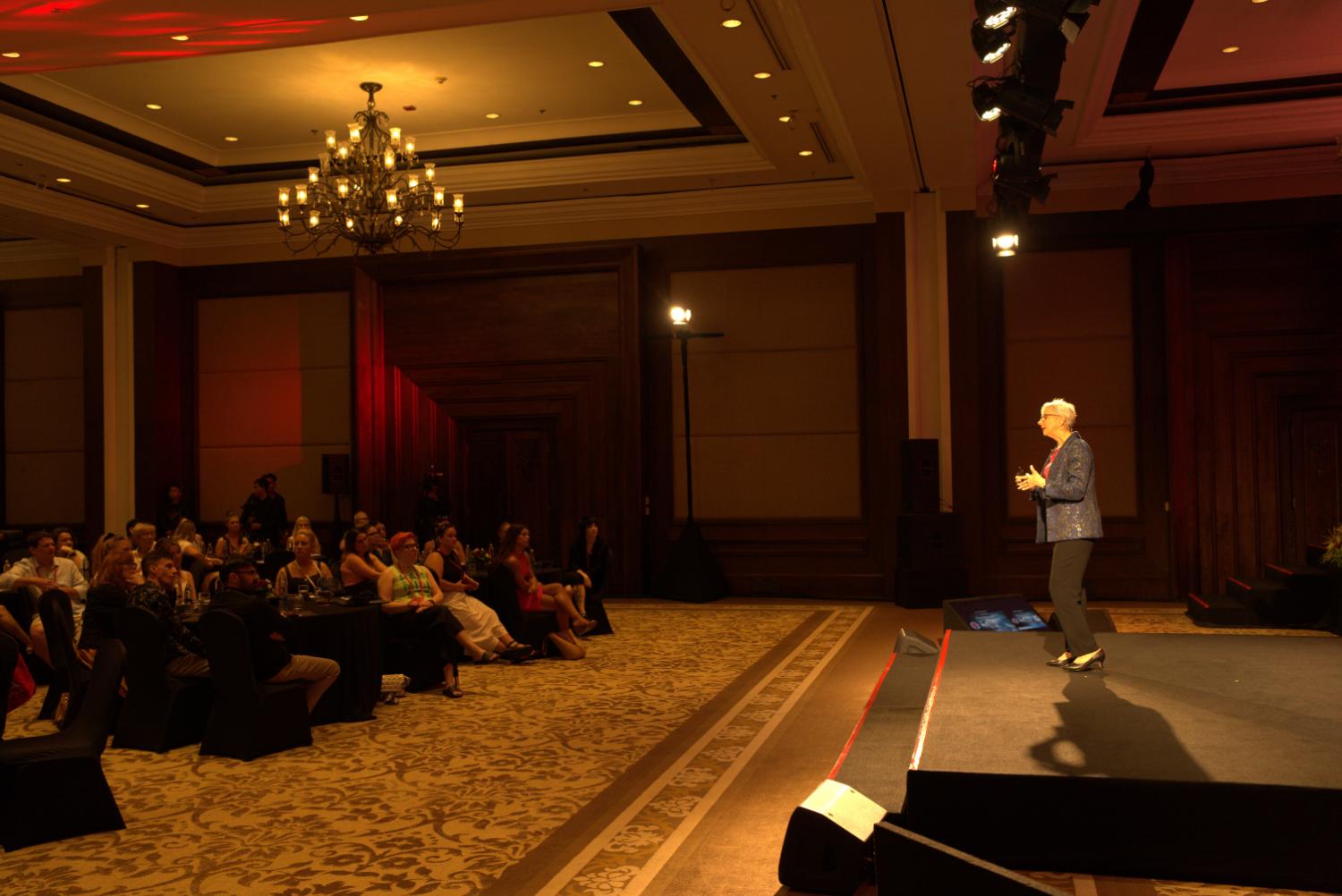 AI BUSINESS FUTURIST MOTIVATIONAL SPEAKER Kim Seeling smith